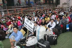 Thành Đoàn tặng 2.000 vé xe cho sinh viên nghèo về quê đón Tết Giáp Ngọ 2014