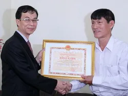 Trao bằng khen cho người hiến tặng tài liệu về chủ quyền