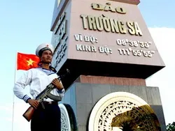 Tặng bằng khen cho người dân hiến tặng kỷ vật có giá trị phục vụ công tác bảo vệ chủ quyền biển đảo Việt Nam