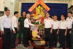 Chủ tịch UBND TPHCM Lê Hoàng Quân đến thăm các đơn vị quân đội