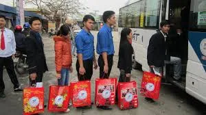 Đưa 500 cho công nhân có hoàn cảnh khó khăn về quê đón Tết