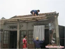 Tổ chức Cứu trợ Trẻ em tặng tiền cho các gia đình bị ảnh hưởng bão Wutip