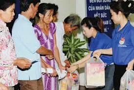 Trao tặng 4 tỉ dồng quà Tết cho các hộ nghèo