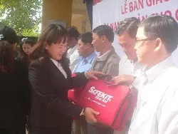 Trao tặng trang thiết bị giảm nhẹ rủi ro thiên tai