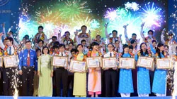 Tuyên dương 87 sinh viên 5 tốt năm 2013