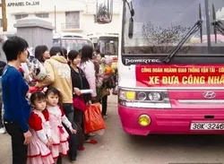 Hỗ trợ vé xe cho công nhân về quê đón Tết