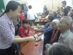 Đài Tiếng nói Nhân dân TPHCM trao 1.500 phần quà Tết cho người nghèo