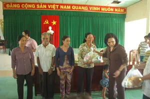 Chủ nhiệm Ủy ban các vấn đề xã hội của Quốc hội thăm và tặng quà Tết cho người nghèo tỉnh Trà Vinh