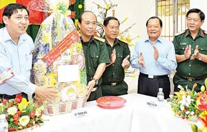 Bí thư Thành ủy Lê Thanh Hải chúc tết cán bộ, chiến sĩ Trung đoàn Gia Định