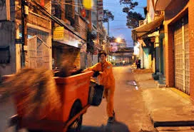 Những công nhân lặng thầm giữ gìn sắc màu đường phố