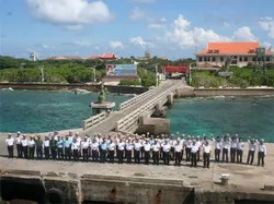 Muôn vàn yêu thương gửi nơi đầu sóng