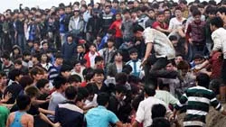 Bình luận: Đâu rồi sự tôn nghiêm nơi lễ hội?