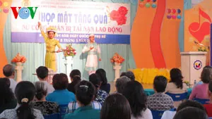Tặng quà Nữ công nhân bị tai nạn lao động