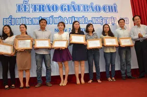 Trao giải thưởng báo chí biểu dương nhân tố mới, văn hoá nghệ thuật 2013