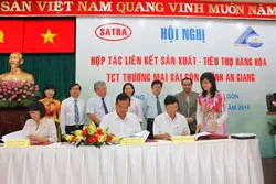Ký kết hợp tác năm 2014 giữa các đơn vị thành viên Satra với huyện Chợ Mới, Tri Tôn, Châu Phú (An Giang)
