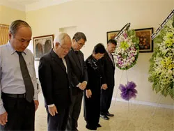 Lãnh đạo thành phố viếng tang nguyên Chủ tịch Ủy ban Cuba đoàn kết với Việt Nam