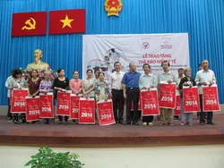 Trao tặng thẻ BHYT cho người khó khăn tại huyện Cần Giờ