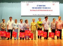 Kinh Đô trao tặng thẻ Bảo hiểm Y tế và quà cho người nghèo với tổng trị giá 500 triệu đồng