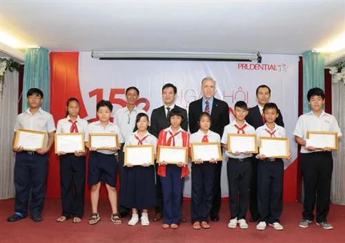 Trao học bổng cho trẻ em nghèo hiếu học