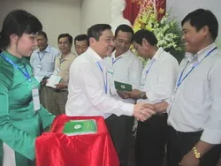 Trao sổ cổ đông cho 100 nông dân đầu tiên ở ĐBSCL