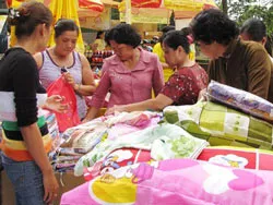 Hàng Việt về nông thôn: Người dân Tây Ninh thêm cơ hội mua sắm hàng Việt dịp lễ