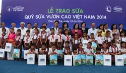 Quỹ sữa “Vươn Cao Việt Nam” trao 77.000 ly sữa và 100 triệu đồng cho trẻ em nghèo