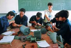Khắc phục tình trạng “thừa thầy - thiếu thợ”