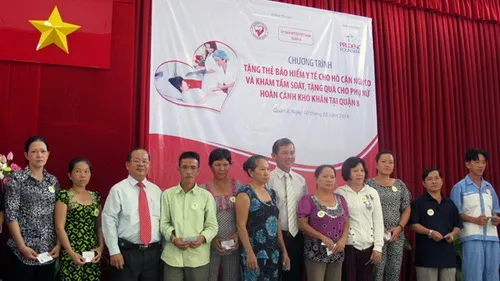 Trao tặng 500 thẻ BHYT cho người dân cận nghèo và tầm soát ung thư miễn phí cho phụ nữ khó khăn tại Quận 8