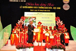 Ngày hội “Mùa hoa dâng Bác” và khen thưởng giáo viên, học sinh của quận 1