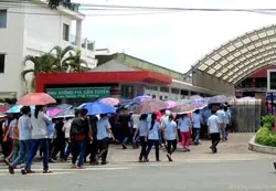 Công nhân và doanh nghiệp cùng bắt tay vào ổn định sản xuất