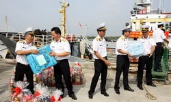 Trao tặng 550 đầu sách cho lực lượng vũ trang Côn Đảo và đảo Phú Quý