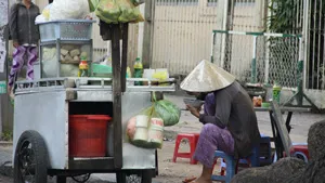 VĐHN: Quản lý thực phẩm hàng rong – khó vẫn phải làm