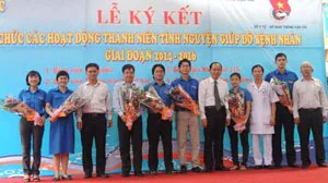 Thanh niên tình nguyện giúp đỡ bệnh nhân tại các bệnh viện