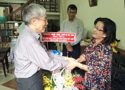Thành ủy thăm và tặng quà các nhà báo lão thành