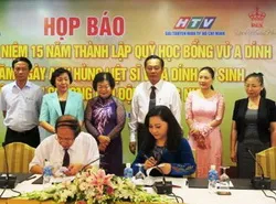 Họp báo thông tin chương trình kỷ niệm 15 năm thành lập Quỹ học bổng Vừ A Dính