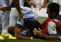 Hy Lạp đi tiếp nhờ bàn thắng từ chấm 11 mét của Samaras