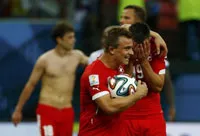 Shaqiri lập hat-trick đưa Thụy Sĩ vào vòng 2 gặp Argentina