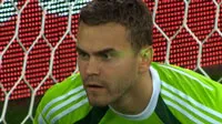 Thủ môn Akinfeev bị đèn Laser chiếu thẳng vào mặt trận Nga hòa Algeria