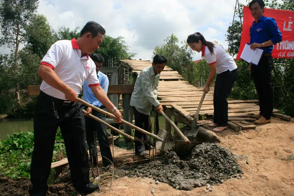 Chương trình Sát cánh cùng gia đình Việt khởi công hai cây cầu tại Long An và Kiên Giang