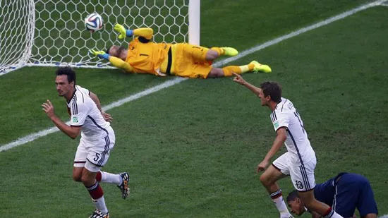 Hummels lập công bằng đầu đưa Đức vào bán kết