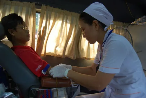 Gần 500 công nhân viên chức lao động tham gia hiến máu