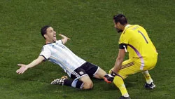Argentina vào chung kết sau loạt luân lưu