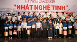 Trao 200 suất học bổng “Nhất nghệ tinh” cho học sinh các tỉnh, thành Đông Nam bộ
