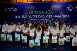 Quỹ sữa “Vươn cao Việt Nam” trao sữa cho con em gia đình thương binh liệt sĩ tỉnh Quảng Trị