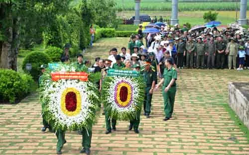 TNXP TPHCM dâng hương tại khu tưởng niệm liệt sĩ huyện Bến Cầu, tỉnh Tây Ninh