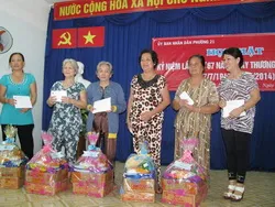 CLB Nữ nghệ sĩ thành phố thăm Mẹ VN anh hùng