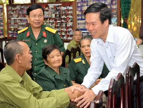 Lãnh đạo Thành ủy thăm và tặng quà cho Trung tâm điều dưỡng thương binh Long Đất