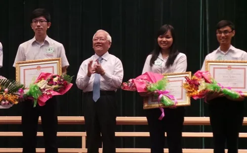 Tuyên dương học sinh giỏi năm học 2013-2014