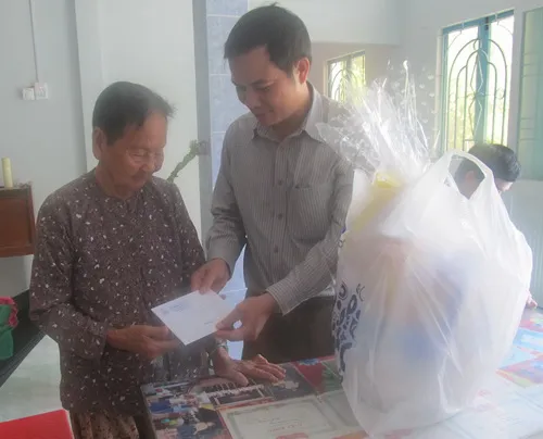 Lãnh đạo Đài TNND TPHCM thăm và tặng quà Mẹ Việt Nam anh hùng ở Trà Vinh