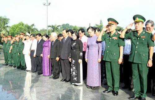 Lãnh đạo TPHCM dâng hương tưởng nhớ các anh hùng liệt sĩ